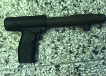 Dos hombres arrestados en flagrante delito portando arma de fabricación artesanal en La Vega