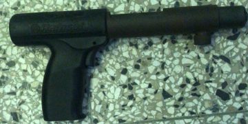 Dos hombres arrestados en flagrante delito portando arma de fabricación artesanal en La Vega