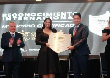 Alcaldesa por SDN Betty Gerònimo recibe reconocimiento a la excelencia en Mexico