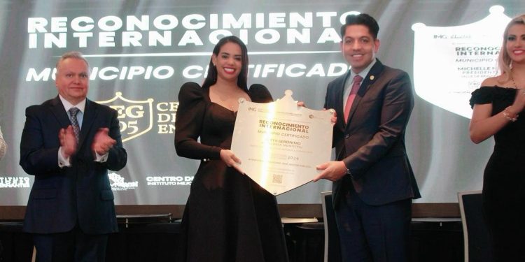 Alcaldesa por SDN Betty Gerònimo recibe reconocimiento a la excelencia en Mexico