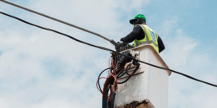 ADN desarrolla amplio operativo de instalación de luminarias en distintos sectores