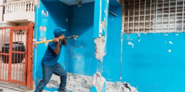 ADN cierra bancas que ocupaban aceras, retira chatarras y clausura taller en Ensanche Quisqueya 