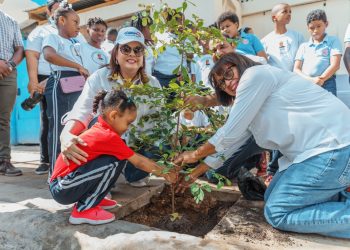ADN inicia el Plan de Arbolado Urbano junto a estudiantes en la calle 42 de Capotillo