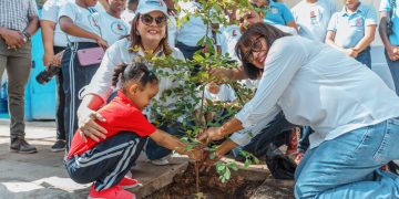 ADN inicia el Plan de Arbolado Urbano junto a estudiantes en la calle 42 de Capotillo