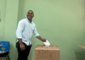 Yoel Jiménez ejerce su derecho al voto en la UASD y llama a los estudiantes a seguir votando