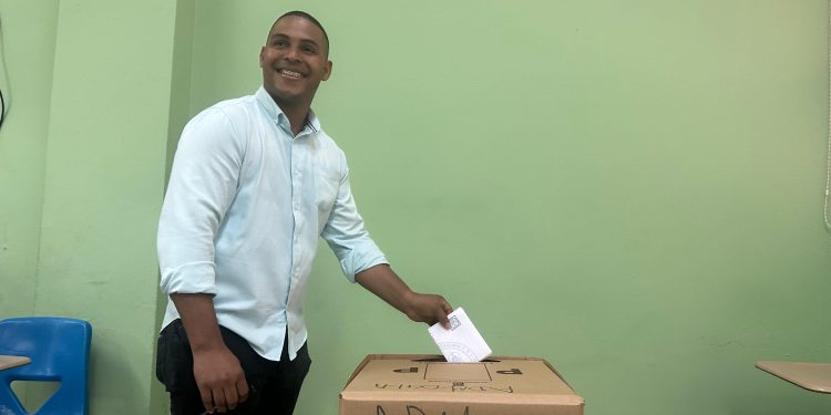 Yoel Jiménez ejerce su derecho al voto en la UASD y llama a los estudiantes a seguir votando