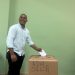 Yoel Jiménez ejerce su derecho al voto en la UASD y llama a los estudiantes a seguir votando