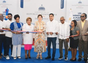 Vicepresidenta y ministro de Deportes entregan centro deportivo en Boca Chica