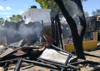 Incendio atribuido a fallas eléctricas reduce vivienda a cenizas