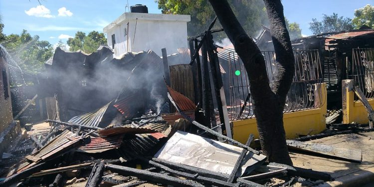 Incendio atribuido a fallas eléctricas reduce vivienda a cenizas