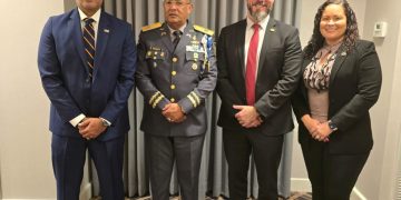 Mayor general Guzmán Peralta sostiene reunión bilateral con representante de Homeland Security en la IACP 2024