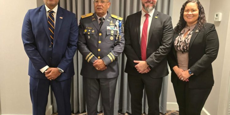 Mayor general Guzmán Peralta sostiene reunión bilateral con representante de Homeland Security en la IACP 2024