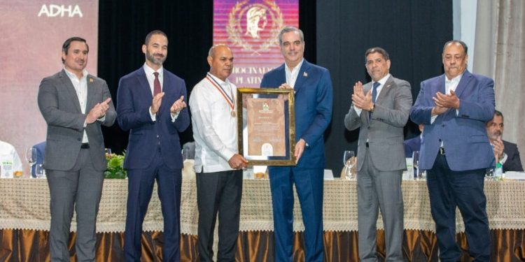 ADHA celebra la XXXIII Entrega de la Medalla de Honor al Mérito, con la participación del presidente Luis Abinader