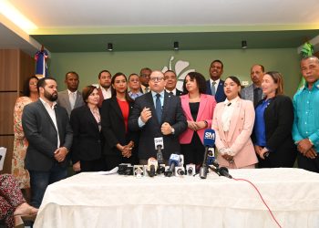 El Presidente Abinader proclamó la Constitución con la mano derecha y la viola con la mano izquierda