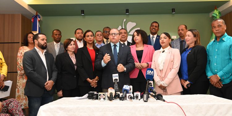 El Presidente Abinader proclamó la Constitución con la mano derecha y la viola con la mano izquierda