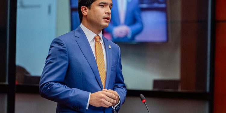 Omar Fernández cuestiona vivienda sea vista como un lujo en reforma fiscal