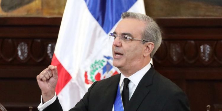 Sale a la luz tuit del 2012 de Abinader contra aumento de impuestos