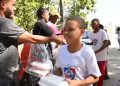 CEED distribuye raciones de snack niños y jóvenes asisten a la Copa Mundial Femenina de Fútbol Sub-17