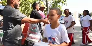 CEED distribuye raciones de snack niños y jóvenes asisten a la Copa Mundial Femenina de Fútbol Sub-17