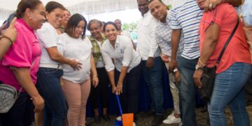 Alcaldesa Betty Gerónimo da primer picazo para construcción de obras en SDN