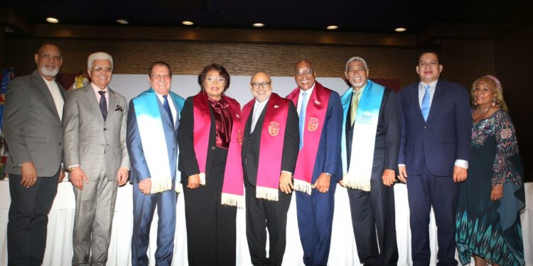 Nuevo rector promete devolver la UNEV a comunidad de escasos recursos en acto de juramentación