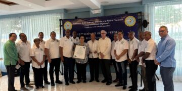 Legionarios reconocen al Vicealmirante De Windt Lavandier en el Día del Veterano Militar