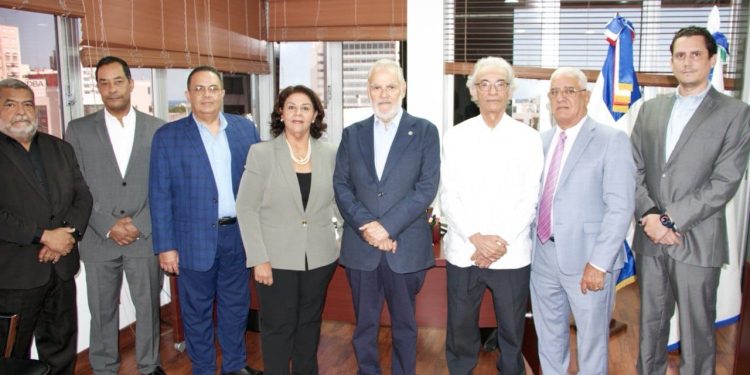 ANDECLIP visita a la SISALRIL; llama a incluir en Reforma Fiscal reformulación impuestos a clínicas