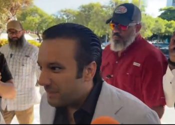 Jochi Gómez llega a la PGR para ser investigado por contrato con el Intrant