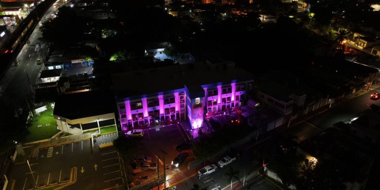 ASDN realiza encendido de luces color rosa en conmemoración del mes de la lucha contra el cáncer de mama