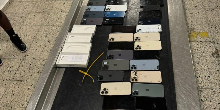 Bodyscan de la DGA instalados en AILA detectan pasajero con contrabando de 74 celulares