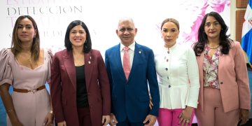 Presidente del Senado encabeza charla sobre prevención de cáncer de mama a colaboradores