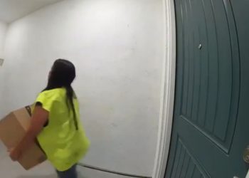Repartidora de Amazon fue sorprendida intentando robar un paquete justo después de confirmar su entrega