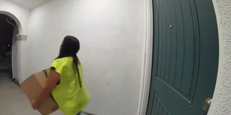 Repartidora de Amazon fue sorprendida intentando robar un paquete justo después de confirmar su entrega