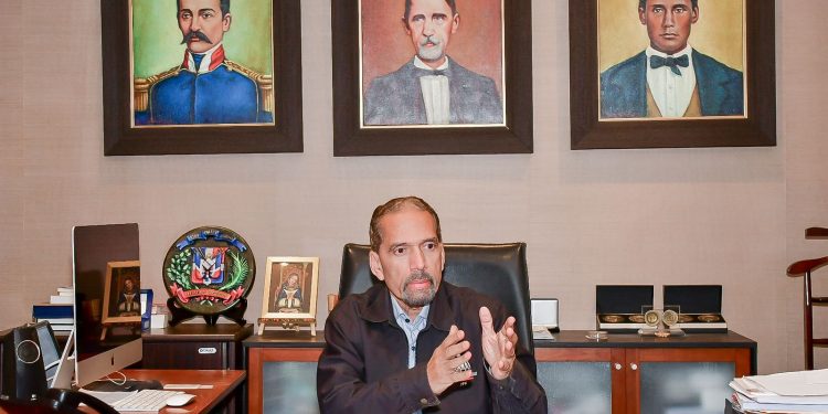 Juan Pablo Uribe exhorta respaldar medidas de contención migratoria