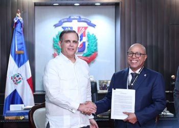 Vicente deposita Ley de Modernización Fiscal en Congreso y afirma beneficia el desarrollo del país