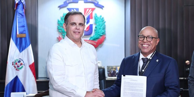 Vicente deposita Ley de Modernización Fiscal en Congreso y afirma beneficia el desarrollo del país