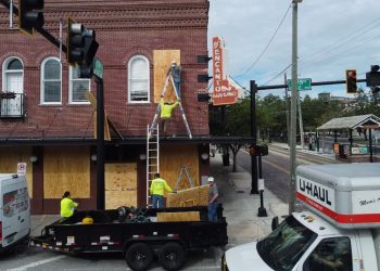 Más de 300 centros médicos fueron evacuados en Florida