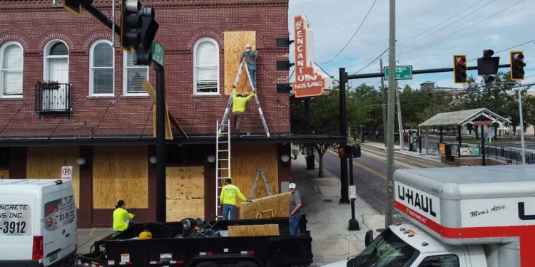 Más de 300 centros médicos fueron evacuados en Florida