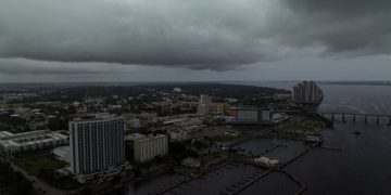 El huracán Milton se acerca a Florida y se acaba el tiempo para evacuar las zonas más comprometidas