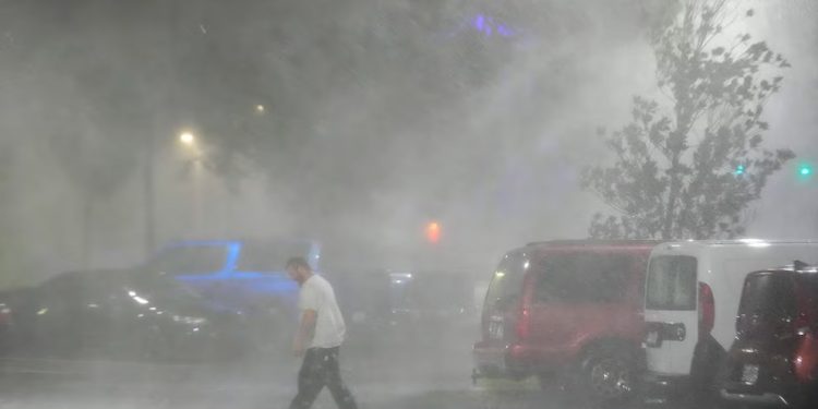 Florida continúa bajo múltiples alertas por lluvias, marejadas e inundaciones por el avance del huracán Milton