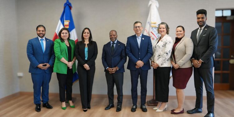 Ministra de Interior y Policía recibe al subsecretario adjunto de INL