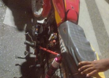 PN detiene a dos hombres tras persecución; les ocupa pistola ilegal y motocicleta sin placa