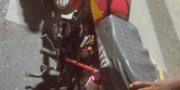 PN detiene a dos hombres tras persecución; les ocupa pistola ilegal y motocicleta sin placa