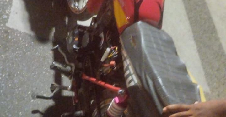 PN detiene a dos hombres tras persecución; les ocupa pistola ilegal y motocicleta sin placa