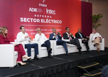 Ministro Santos Echavarría dice se desarrollan 30 proyectos de generación eléctrica para suplir demanda creciente