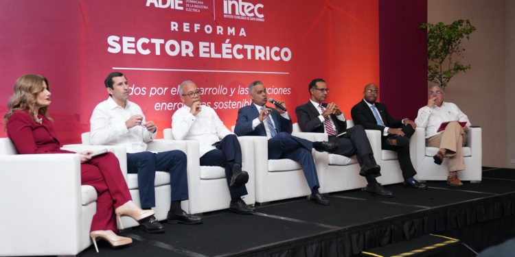 Ministro Santos Echavarría dice se desarrollan 30 proyectos de generación eléctrica para suplir demanda creciente
