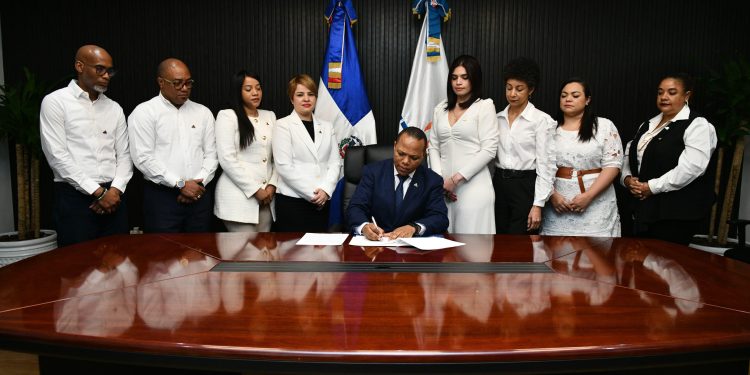 INTRANT firma Carta Compromiso para implementar modelo de integridad