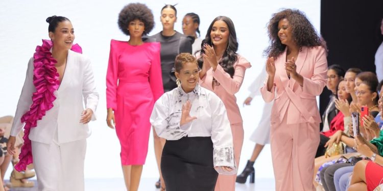 Carolina Almonte deslumbra en RD Fashion Week 2024 con su colección benéfica “ARMOR PINK”