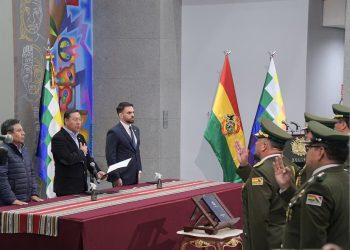 Presidente de Bolivia cambia la cúpula policial en medio de pugna con Evo Morales