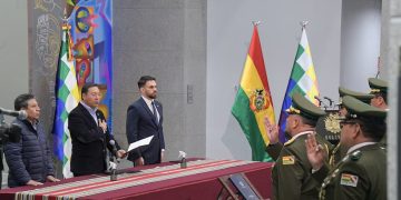 Presidente de Bolivia cambia la cúpula policial en medio de pugna con Evo Morales
